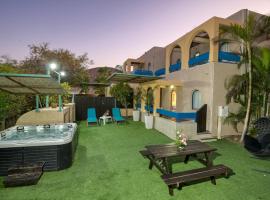 Club In Eilat Resort - Executive Deluxe Villa With Jacuzzi, Terrace & Parking，位于埃拉特的海滩短租房