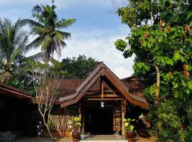 Griyo Jawi - Cabins & Pool，位于马格朗的住宿加早餐旅馆