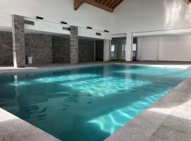 residence avec piscine ,chalet des rennes，位于瓦尔的酒店
