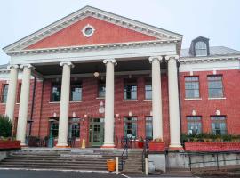 McMenamins Grand Lodge，位于福里斯特格罗夫的酒店