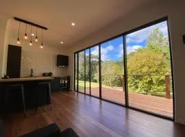 Kosmo’s Studio: City Style in a Retreat Setting!