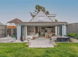 Beautiful 4 Double Bedroom House in Poole with Hot tub, near Sandbanks