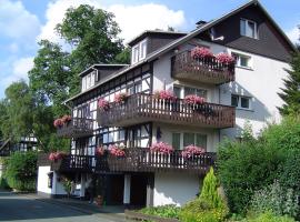 海德里希度假屋，位于Assinghausen的带停车场的酒店
