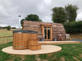 Delor - Bryntalch Glamping Pods，位于蒙哥马利多尔夫尔伊恩城堡附近的酒店