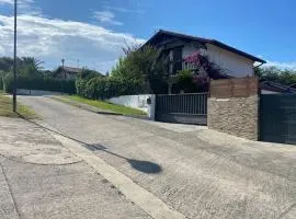 Jolie appartement individuel, dans un quartier calme très proche de la plage.