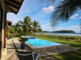 Casa Azul - Directly on Playa Venao, sleeps 8-10+，位于普拉纳维瑙的乡村别墅