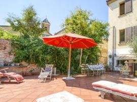 Beautiful Apartment In Casteldimezzo With Kitchen，位于Castel di Mezzo的酒店