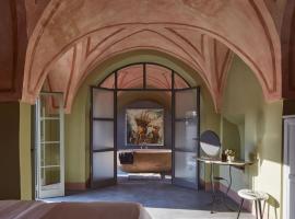 Castle Elvira-Tower & Masseria，位于Trepuzzi的酒店