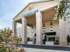 Comfort Inn St Louis - Westport Event Center，位于马里兰高地的住宿加早餐旅馆