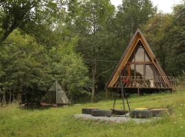 GLAMPING WOLF MOUNt，位于Margahovit的山林小屋