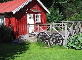 Lillstugan i idyllisk lugn miljö nära Hällungen, Stenungsund，位于Ucklum的带停车场的酒店