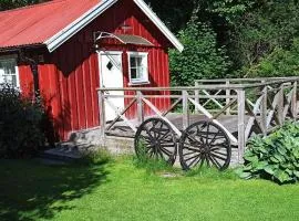 Lillstugan i idyllisk lugn miljö nära Hällungen, Stenungsund，位于Ucklum的海滩短租房