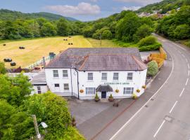 Entire Pub Sleeps up to 26 People Swansea - Your Own Pub Experience，位于斯旺西的度假屋