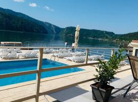 Onyx，位于埃尔埃尼塔的带泳池的酒店