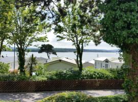 Pine Ridge 59 Rockley Park Poole with sea view sleeps six，位于浦耳的豪华帐篷营地