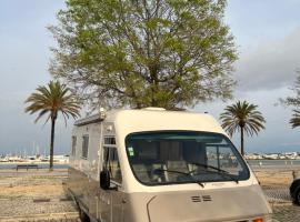 Rent a BlueClassics 's Campervan le Voyageur In Algarve au Portugal，位于波尔蒂芒的豪华帐篷