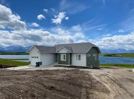 Thistle Ridge (Upper) New Waterton Lakes Area Waterfront Home，位于Mountain View的酒店