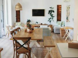Large Family Sized Unit with Watersports, Maroochy River, Lagoon, and Beach Access，位于双水域的酒店