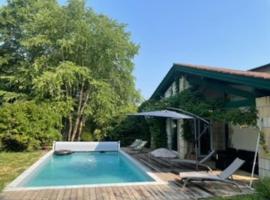 Belle Villa basque avec piscine et jardin de 3000m2，位于圣让-德吕兹的度假屋