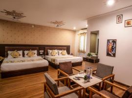Tripli Hotels Arunoday Palace，位于乌代浦达博克机场 - UDR附近的酒店