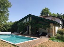 Belle Villa basque avec piscine et jardin de 3000m2，位于圣让-德吕兹的酒店