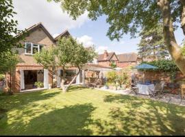 6 bedrooms beautiful home 3 bathrooms, quiet location with garden near Legoland Windsor Heathrow，位于梅登黑德的酒店