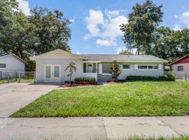 Quiet Location Duplex House - Minutes Away from Everything - Winter Park, Florida，位于奥兰多温特帕克科内购物中心附近的酒店