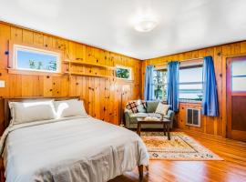 Knotty Pine Cabin，位于Stanwood的酒店