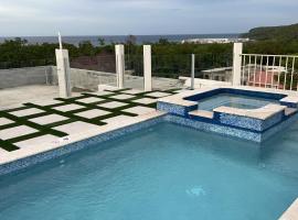 Luxury 2 Bedroom Rooftop pool View unit #3，位于法尔茅斯的度假屋