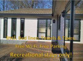 Ruim familie chalet tot 4 personen op de Veluwe Bungalowpark De Kern，位于皮滕的酒店
