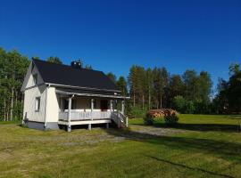 House next door the Arctic Circle，位于Överkalix的度假屋