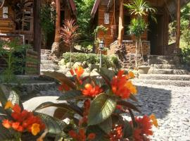 Lucky Bamboo' Bungalows-Resto and OrangUtan Jungle Trekking Tours，位于武吉拉旺的乡村别墅