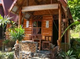 Lucky Bamboo' Bungalows-Resto and OrangUtan Jungle Trekking Tours，位于武吉拉旺的乡间豪华旅馆