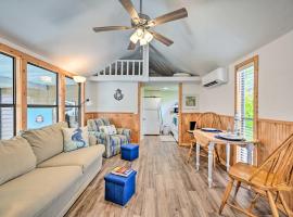 Everglades City Cabin Dock and Heated Pool!，位于大沼泽地市的酒店