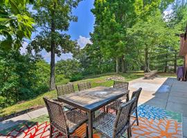 Idyllic Bronston Retreat with Fire Pit and View!，位于BurnsideGeneral Burnside Island State Park附近的酒店