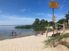 Holiday houses Międzyzdroje Wapnica Marina with private beach and boat facility，位于Wapnica的酒店