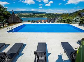 Mergen Bike & Ski Resort，位于涅兹卡城堡的带泳池的酒店