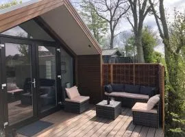 Luxe vrijstaande chalet voor gezinnen en stellen met mooie bloementuin vlakbij het water