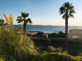 Charmant studio terrasse plage à 30m pleine vue mer et piscine, parking wifi gratuits，位于锡富尔勒普拉日的度假村