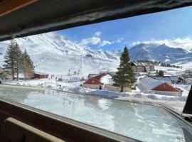 Departamento dentro del centro de sky Valle de Las Leña, Edificio Esparta，位于马拉圭维纳斯2号滑雪缆车附近的酒店