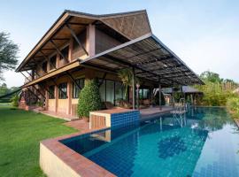 Chalala villa with bio-pool & Sala!，位于清迈美乔高尔夫俱乐部附近的酒店