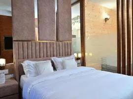 THE LUXURY STAYS BY GLAMBIRDS - HOME STAY