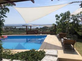 Etno Villa with a pool - Matu&scaron;anovi Dvori Rab，位于拉布的带热水浴缸的酒店