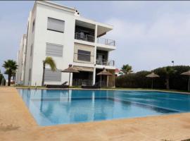 Appartement front de mer avec piscine à Dar Bouazza，位于达布阿扎的酒店