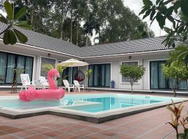 Pool Villa Nita，位于Ban Na Klang的乡村别墅