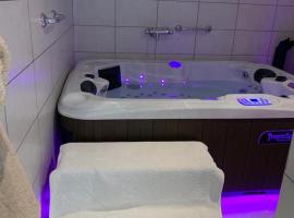 appartement avec Jacuzzi hammam sauna privatisé au rez de chaussée ds maison à Voglans à 2 kilomètres du lac du bourget en Savoie entre Chambéry et Aix les Bains cure thermale，位于瓦戈兰斯的公寓