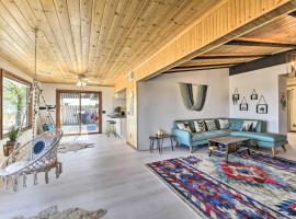 Chic Joshua Tree Pad with Mountain Views and Hot Tub，位于二十九棕榈村的酒店