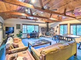Near Fishing and Hiking Pioneer Cabin with Decks，位于Pioneer的酒店