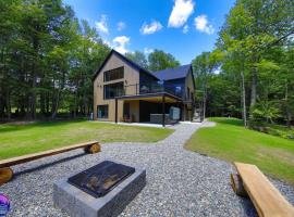 Chalet Forestria - SPA- Billard- Ski，位于Mansonville的酒店