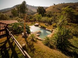 Casa de campo com piscina cascata artificial，位于圣洛伦索的乡村别墅